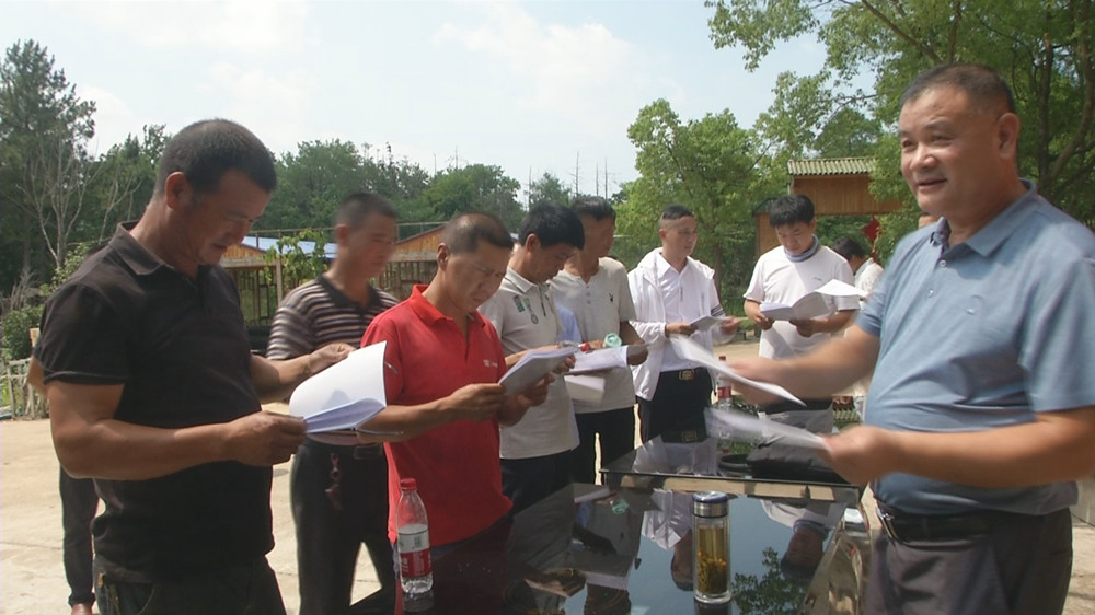 圖為2022高素質(zhì)農(nóng)民培育水產(chǎn)生態(tài)養(yǎng)殖班現(xiàn)場(chǎng)授課發(fā)放學(xué)習(xí)資料時(shí)的情景.jpg