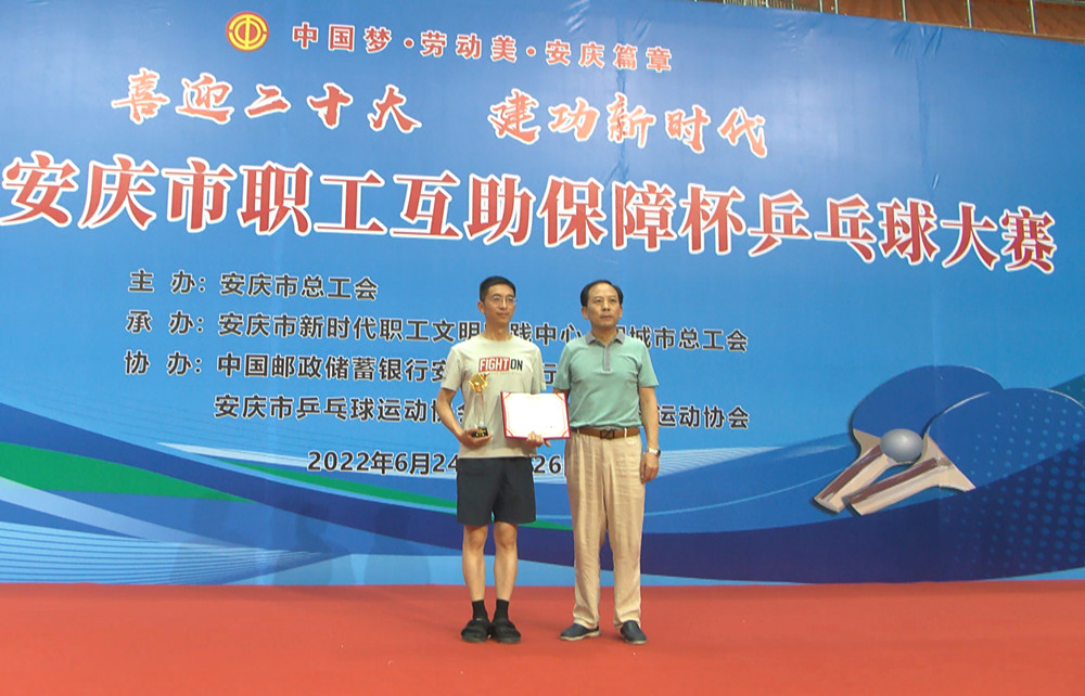 圖為舉辦方為第一名頒獎。.jpg