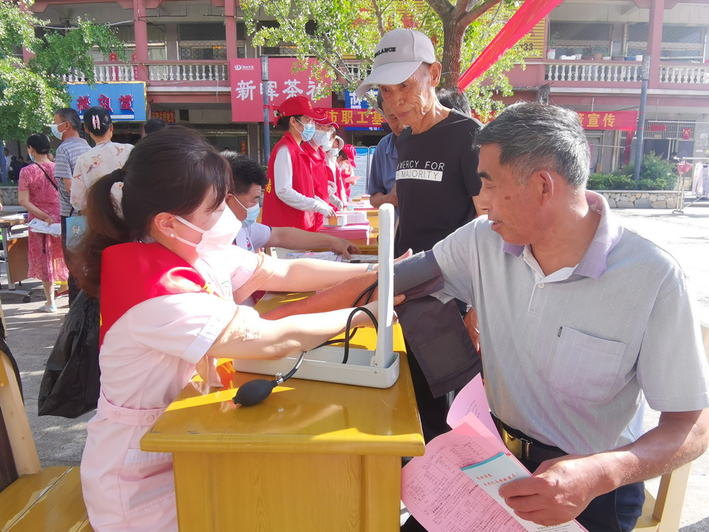 圖為醫(yī)務(wù)人員為市民測(cè)量血壓。.jpg