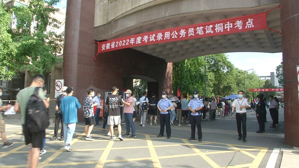 圖為考生進(jìn)入考場時的情景2.jpg