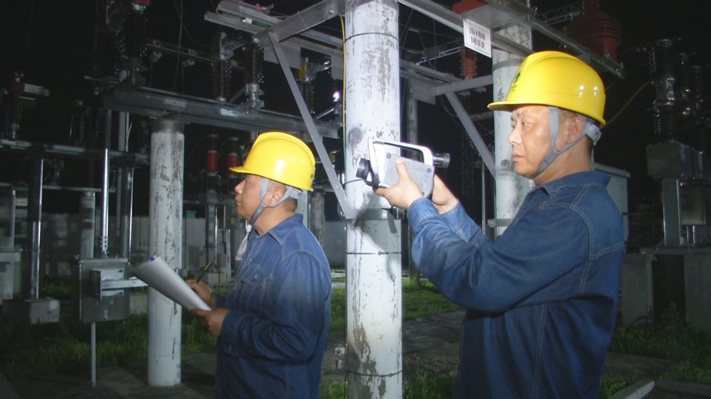 圖為桐城市供電公司變電運(yùn)維人員在對35千伏卅鋪?zhàn)冸娬局髯冞M(jìn)行紅外線測溫5(1).jpg
