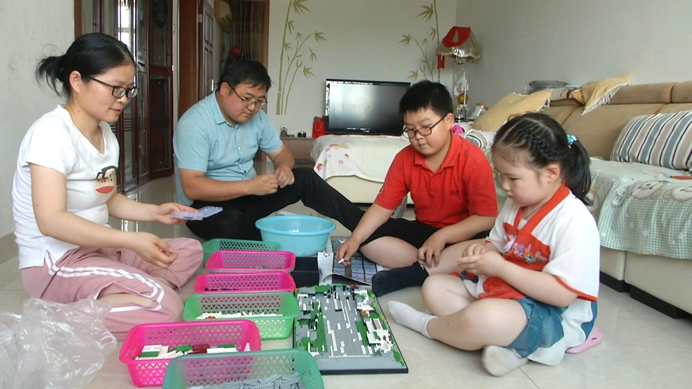 圖為劉志闊 吳晶夫婦陪兩個孩子堆積木.jpg