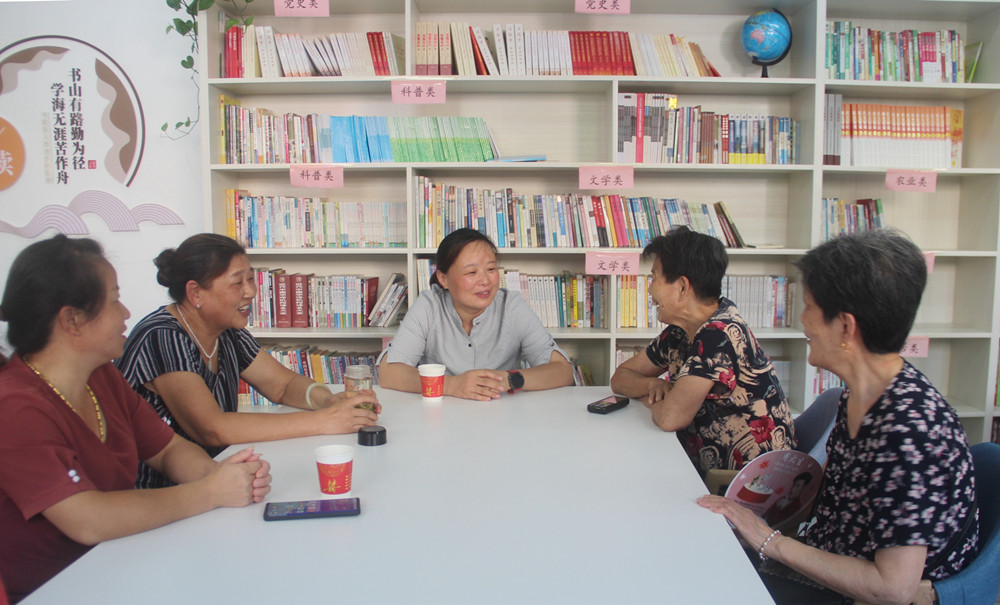 西苑社區(qū)黨總支書記喬麗娟與居民一起說事.JPG
