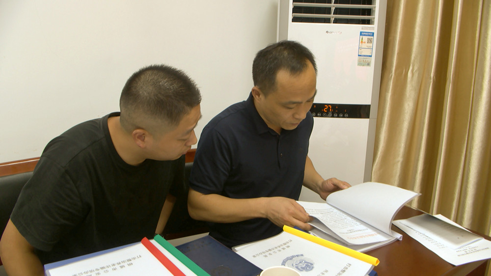 圖為檢查組查閱資料。.jpg