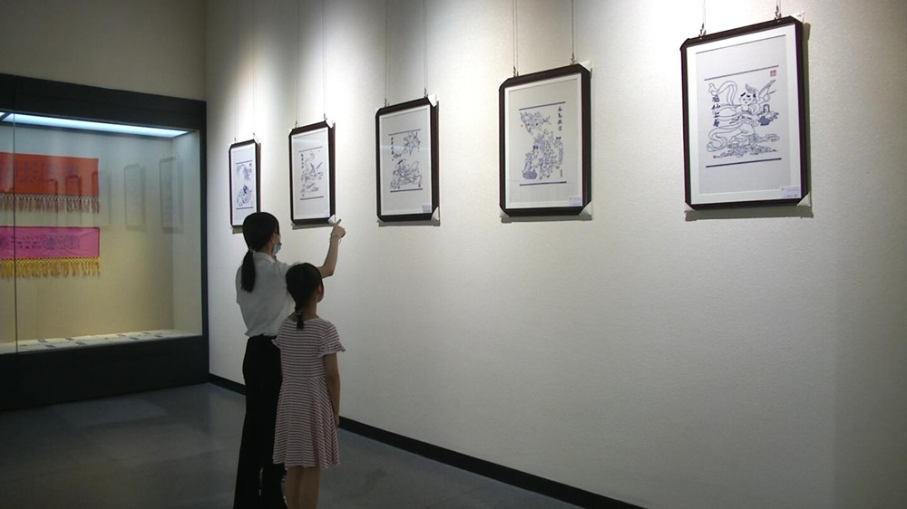 圖為游客參觀現(xiàn)場(chǎng).jpg