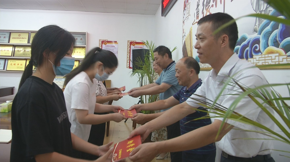/uploads/image/2022/08/23/34f7df53ae24ba53d41e2a53158a95cf.jpg 秋夢(mèng)圓 工會(huì)助成長(zhǎng) 金秋助學(xué)集中資助儀式現(xiàn)場(chǎng)2.jpg