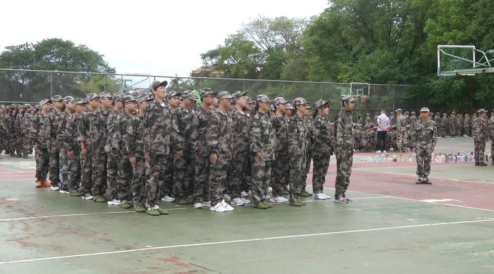 圖為桐城中學(xué)軍訓(xùn)現(xiàn)場.jpg