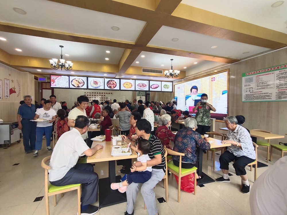 圖為老年在食堂就餐。.jpg