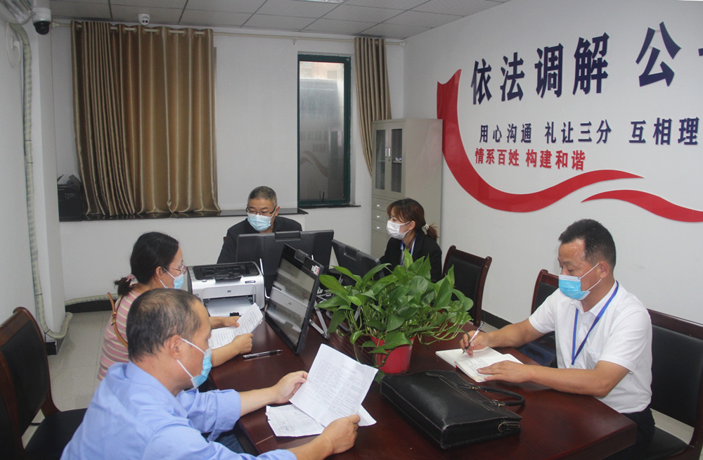 設(shè)立在矛調(diào)中心的綜合調(diào)解室 法官正在調(diào)解(1).JPG