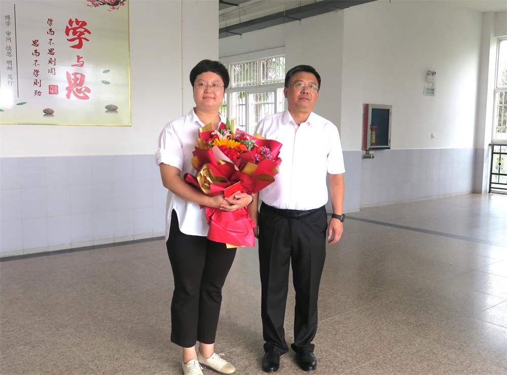 31慰問桐城二中辦學(xué)集團(tuán)校優(yōu)秀教師代表.jpg