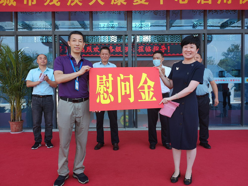 /uploads/image/2022/09/08/3bbc8ab86a0fe3b94b46ae18b0a3222f.jpg 現(xiàn)場發(fā)放慰問金.jpg