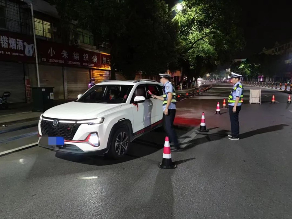 桐城公安開展夏夜治安巡查宣防第三次集中統(tǒng)一行動7.jpg