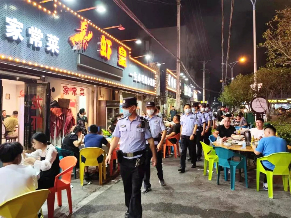 桐城公安開展夏夜治安巡查宣防第三次集中統(tǒng)一行動3.jpg