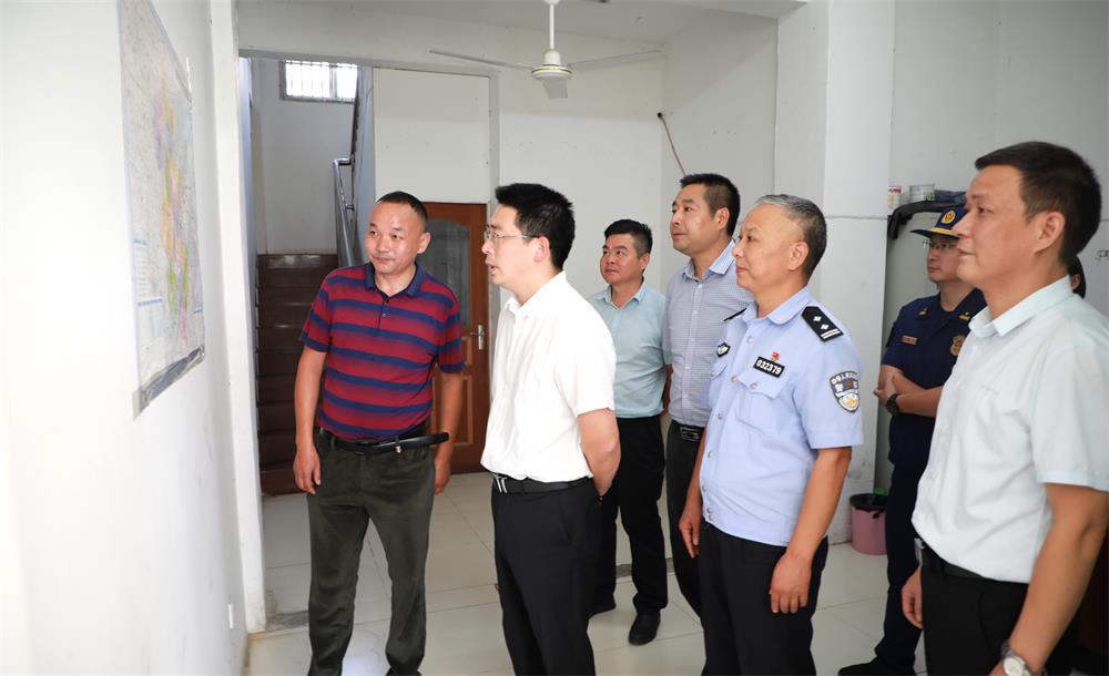 30在旅游公司.JPG