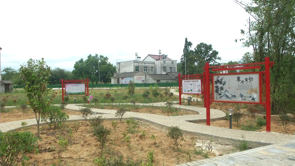 圖為金神鎮(zhèn)萬新村楊莊村民自籌建設(shè)的移風(fēng)易俗主題廣場.jpg