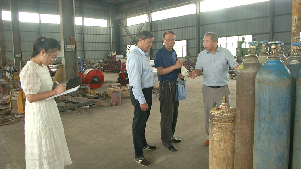 圖為金神鎮(zhèn)邀請第三方機構(gòu)到企業(yè)進行安全隱患排查.jpg