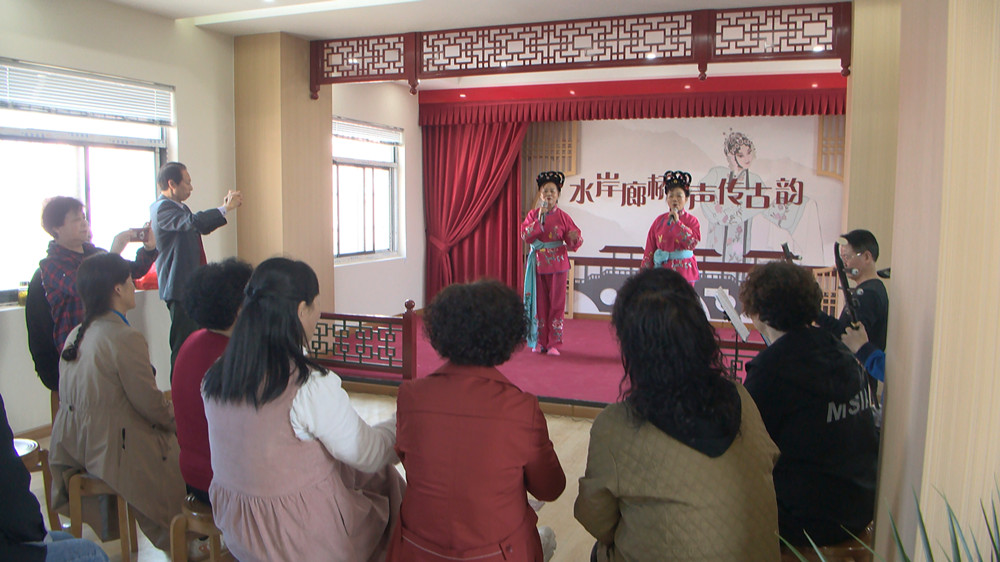 圖為社區(qū)居民在驛站一展歌喉。.jpg