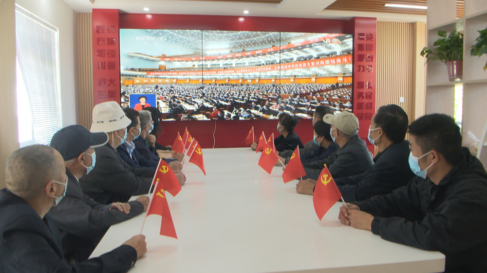 圖為老黨員在黨員活動室收聽收看黨的二十大開幕式。.jpg