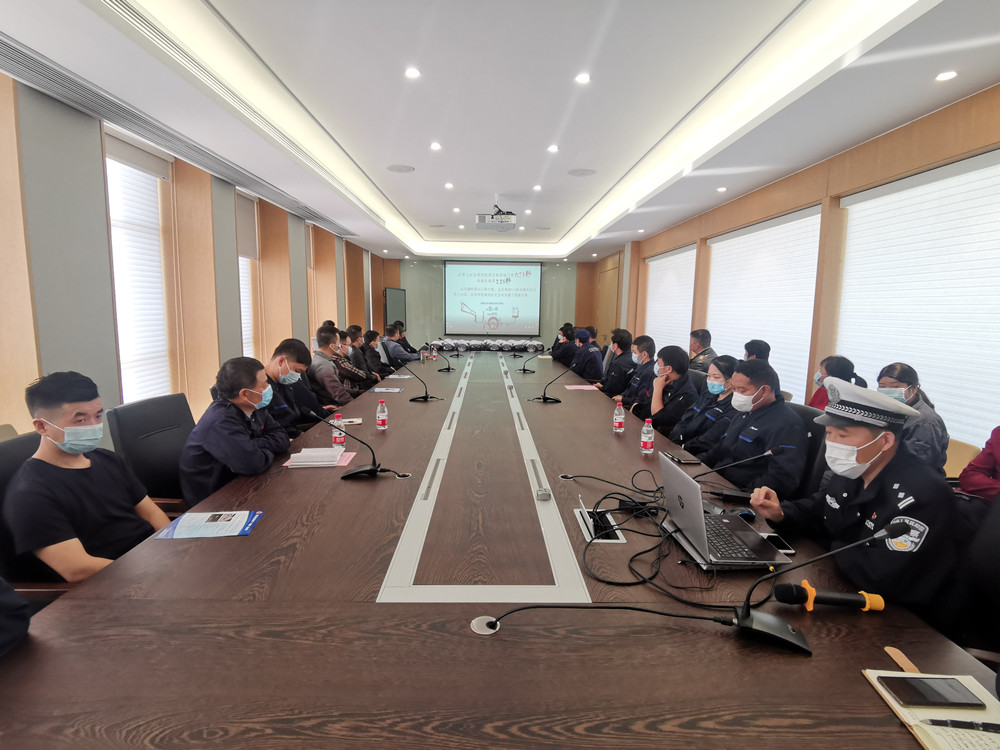 圖為交警為企業(yè)職工作交通安全知識宣講。.jpg