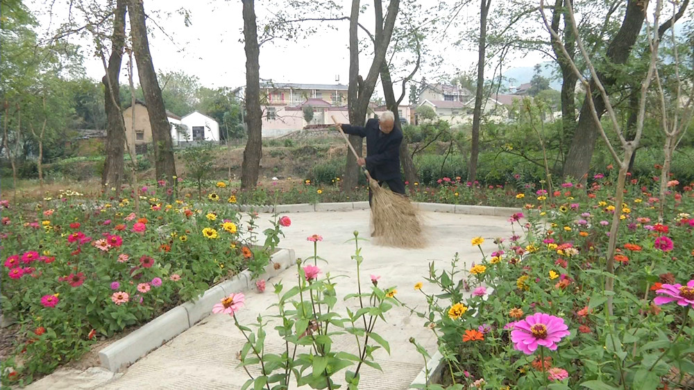 圖為小關(guān)村村民自發(fā)清掃.jpg