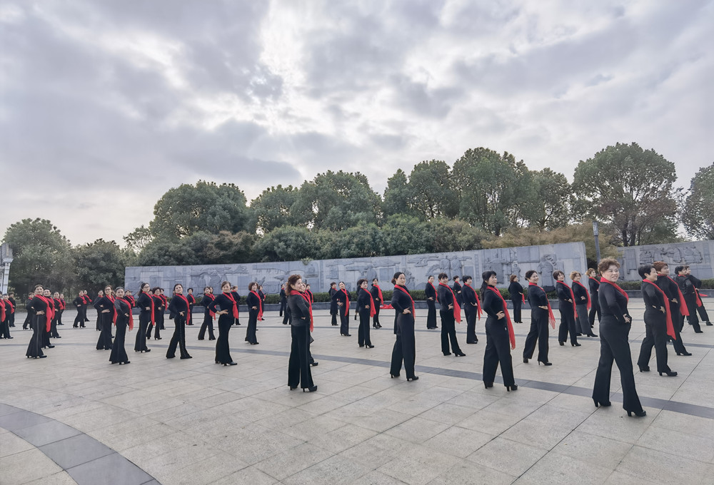 市老年大學(xué)匯報演出進(jìn)廣場2.jpg