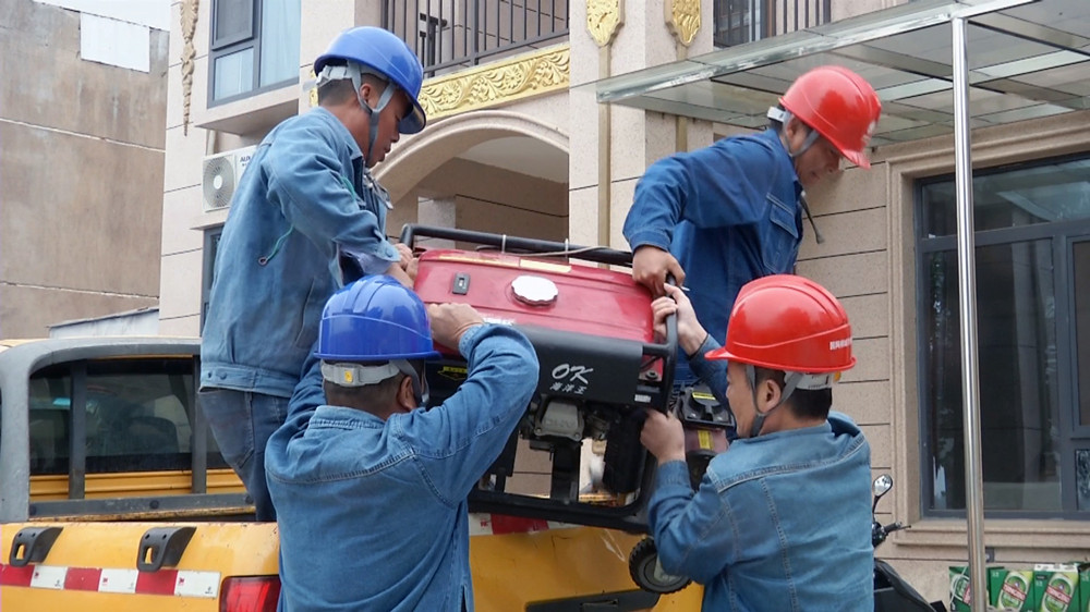 圖為呂亭中心供電所工作人員正在給江老家運送發(fā)電機 .jpg