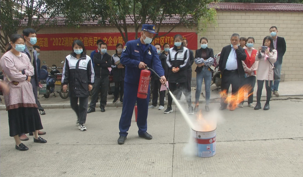 圖為消防員到企業(yè)進(jìn)行現(xiàn)場演練.jpg
