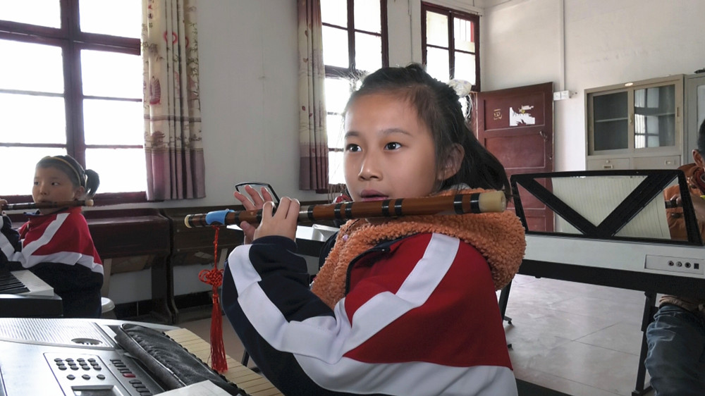 圖為該校笛子興趣班上學生正在吹奏樂曲.jpg