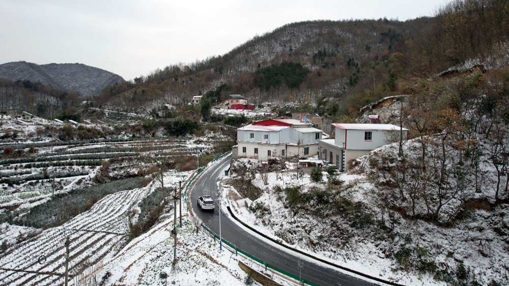 圖為交警部門正在積雪路段巡路.jpg