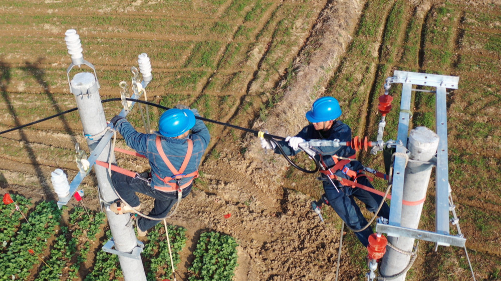 圖為電力工人正在15米高的電線桿上架設導線1 .jpg