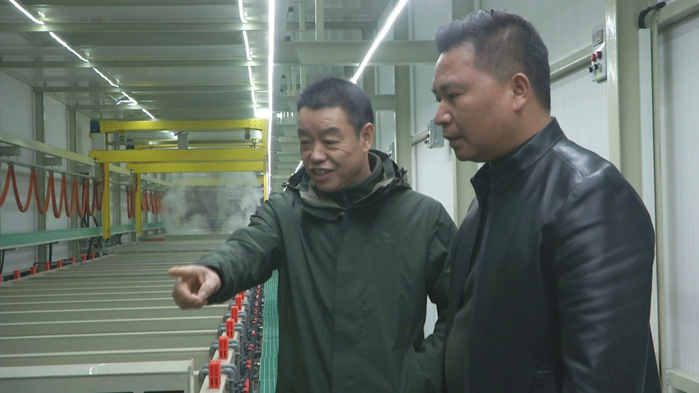 王先福在走訪桐城浙江商會(huì)會(huì)員企業(yè)時(shí)的情景.jpg
