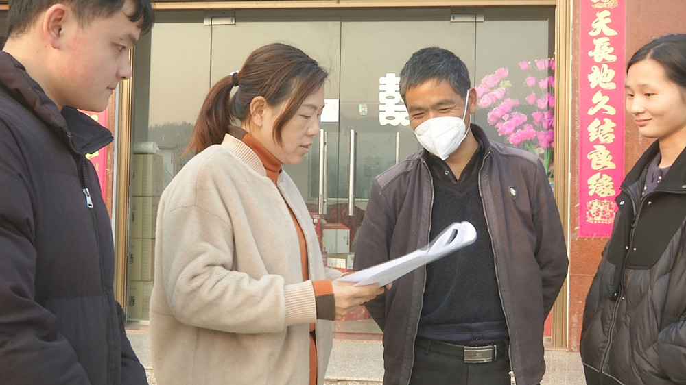 圖為村干部入戶宣傳征地征遷政策2.jpg