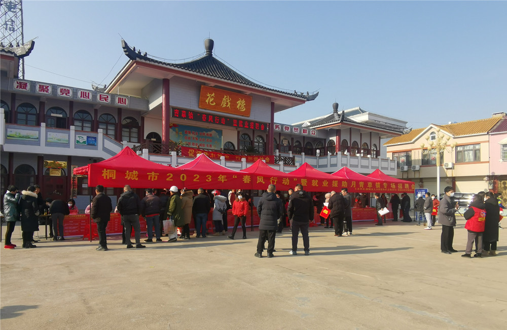 圖為招聘會現(xiàn)場。.jpg