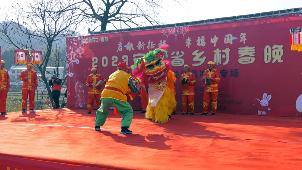 /uploads/image/2023/01/18/ae2bd4551c7ca33ef5aa8e909f3c3d66.jpg 旵沖麒麟燈表演隊(duì)表演《麒麟獻(xiàn)瑞》 .jpg