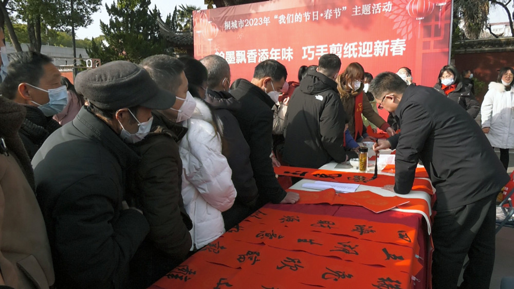 圖為市書(shū)法協(xié)會(huì)的書(shū)法家們正在揮毫潑墨為市民免費(fèi)書(shū)寫(xiě)春聯(lián) .jpg