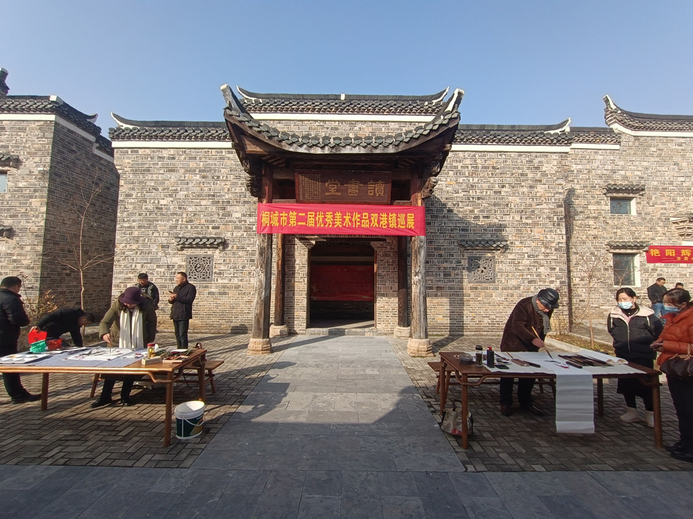 雙港鎮(zhèn)舉辦桐城市第二屆優(yōu)秀美術(shù)作品巡展暨新春送春聯(lián)活動(dòng)1.jpg