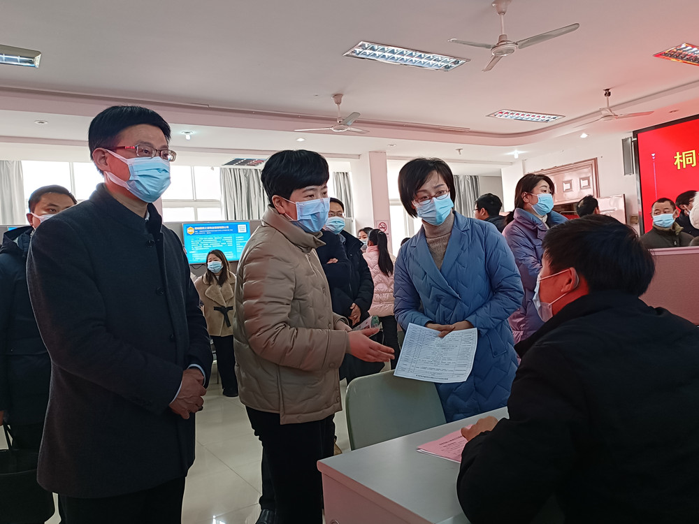 圖為副市長(zhǎng)占娜與企業(yè)招聘人員溝通交流.jpg
