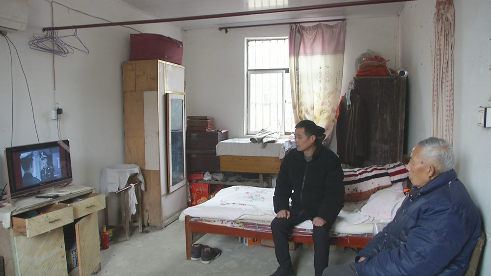 圖為李三春在陪老父親時(shí)的情景.jpg