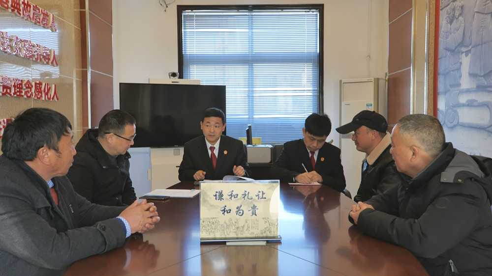 /uploads/image/2023/03/03/642c1633e806a454ddfac691f069ff6c.jpg 圖為法官在 六尺巷調(diào)解工作室 為居民調(diào)解時的情景.jpg