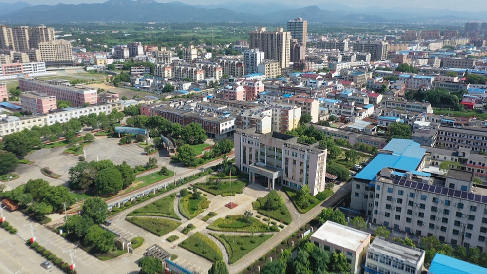 圖為范崗鎮(zhèn)一角<div   id=