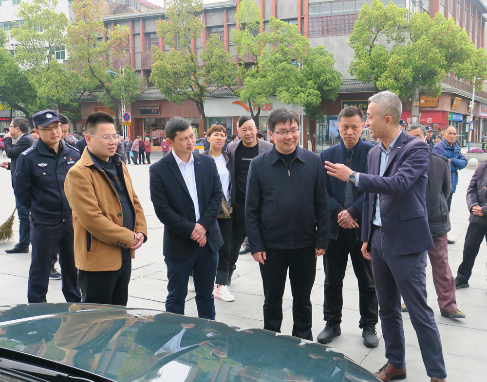 副市長徐良平巡展.jpg
