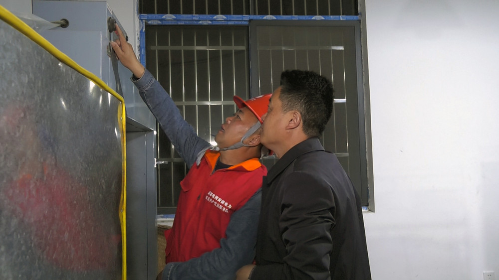 圖為國網桐城市供電公司黨員服務隊正在指導茶農安全用電.jpg
