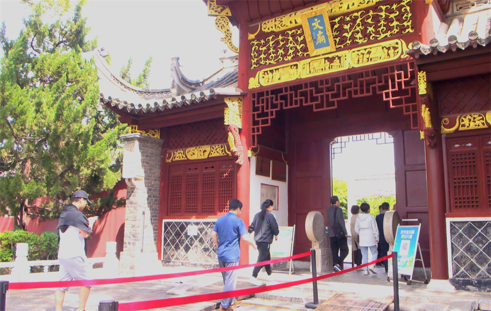 圖為游客有序排隊(duì)進(jìn)入文廟。.png
