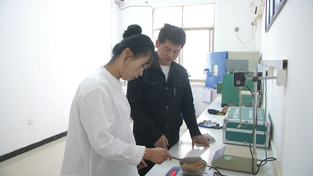 圖為趙藍(lán)天（右）指導(dǎo)團(tuán)隊成員進(jìn)行實(shí)驗.jpg