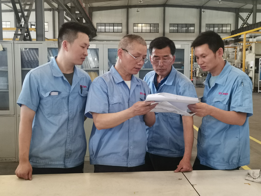 圖為蘇樹苗和工裝模具技改團(tuán)隊(duì)在討論工裝技改方案.jpg