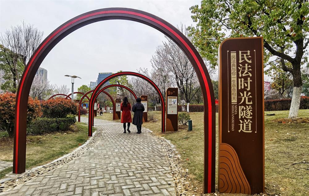桐城市文昌社區(qū)法治公園——民法時空隧道1.jpg