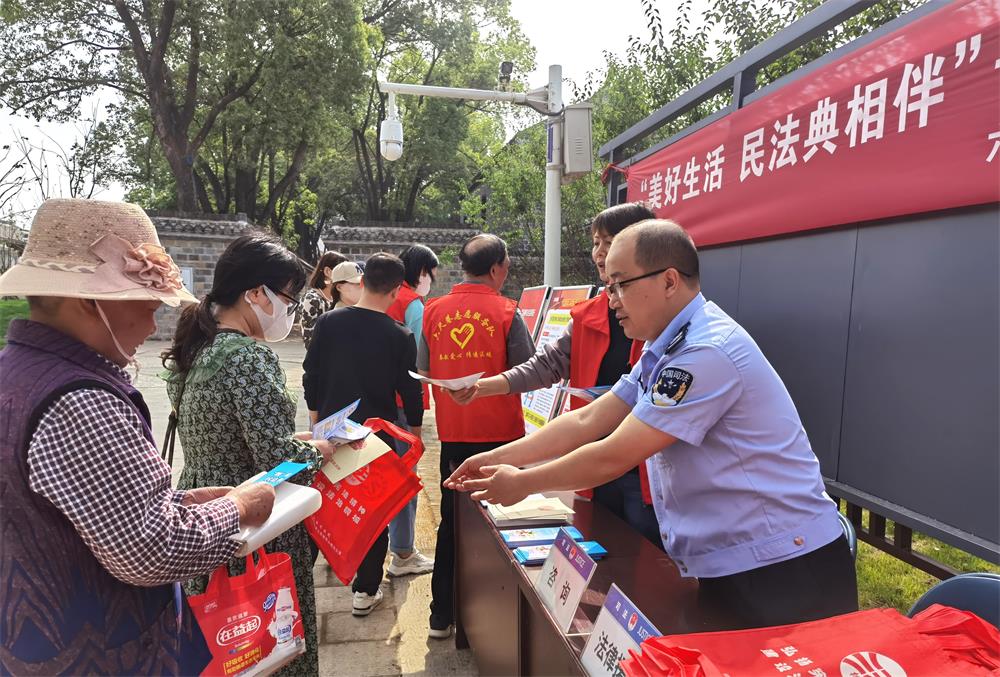 2023年5月13日，桐城市司法局文昌司法所攜帶“社會生活百科全書”走進六尺巷，用法典與典故，為群眾演繹新時代的六尺巷故事.jpg