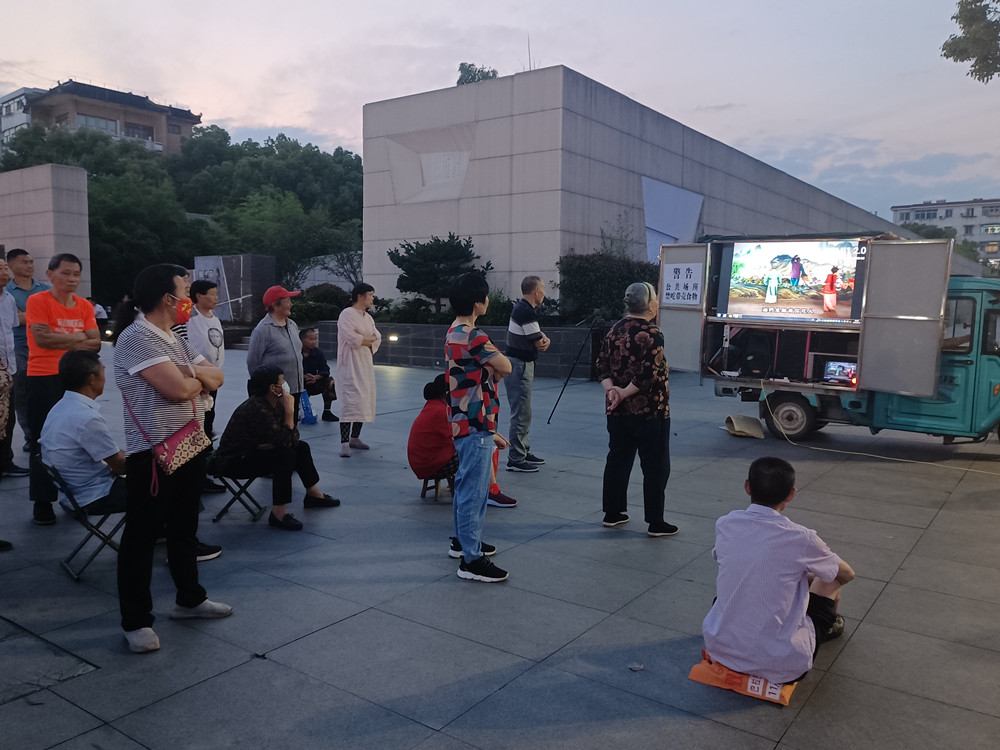 圖為群眾觀看免費戲曲片段.jpg