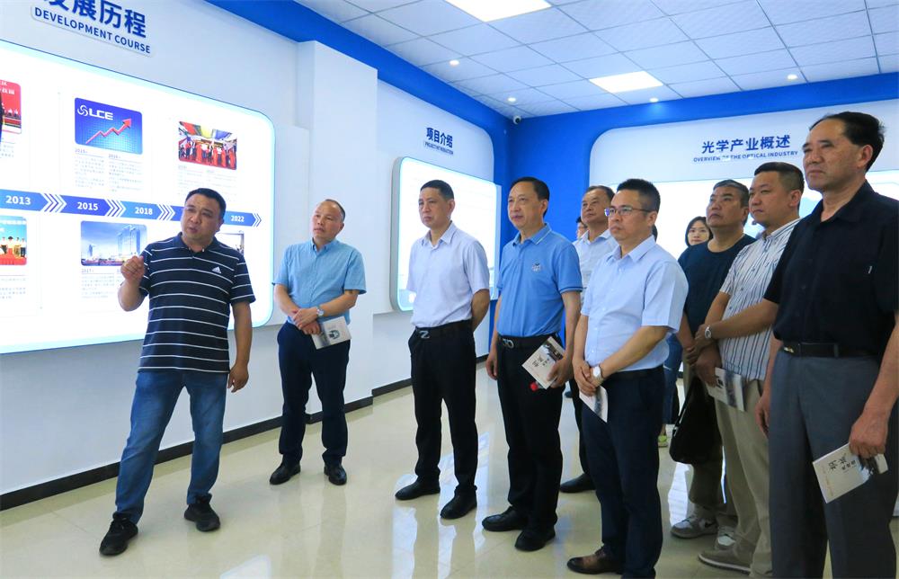 4考察聯(lián)創(chuàng)電子.jpg