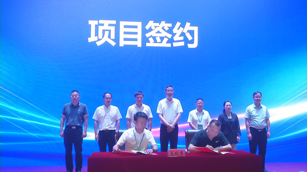 桐城市雙港第三屆龍蝦節(jié)文化旅游節(jié)暨軟包裝高峰論壇 項(xiàng)目簽約2.jpg
